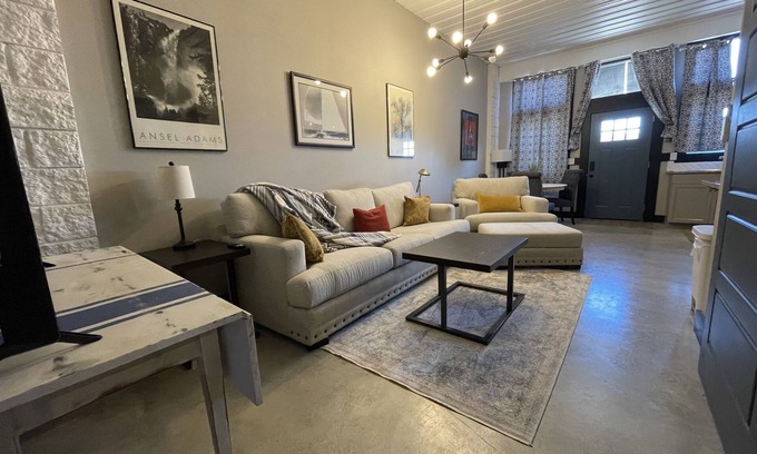 Mountain Home Apartamento | Former car wash bay apt. Unique!!