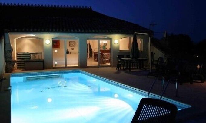 Roquecor Casa | Antigua tienda de comestibles del pueblo con piscina transparente en el techo