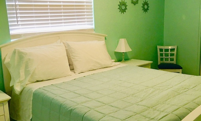 North Andrews Gardens Casa | Fort Lauderdale 3 miles from the beach .Entire guest suite .