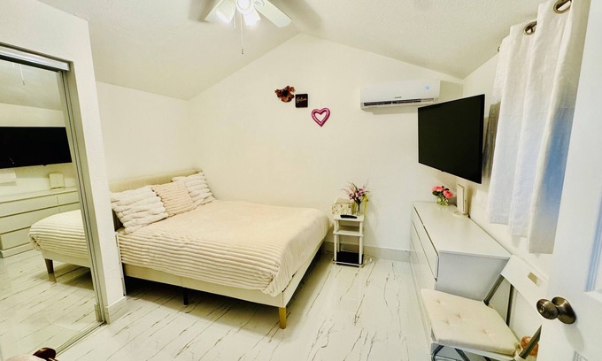 Riverland Village Cabaña | Fort Lauderdale Studio Retreat – Close to Beach