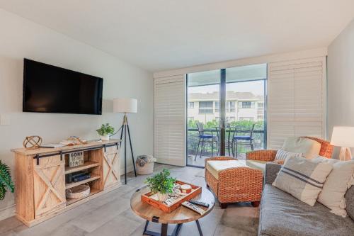 Fort Pierce Apartamento | Fort Pierce Condo with Screened Porch Walk to Beach