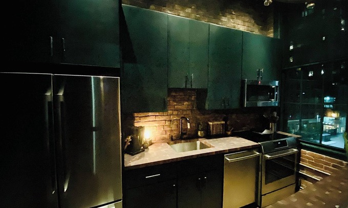 Seaport District Apartamento | Fort Point Corner of Windows brick & beam loft