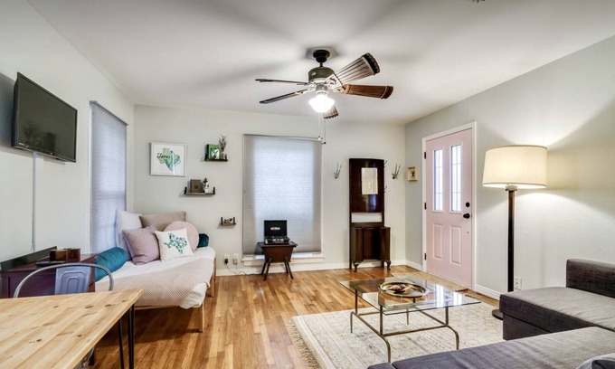 Fort Worth Cultural District Casa | Fort Worth Arts District Bungalow. 2 blocks from Dickies Arena!