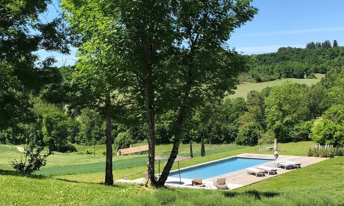 Montcuq Casa | Casa fortificada, habitaciones, calma y vista en el Quercy Blanc