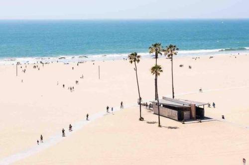 Downtown Apartamento | Fortuna-Seaside Retreat in Santa Monica, steps to the beach, free parking