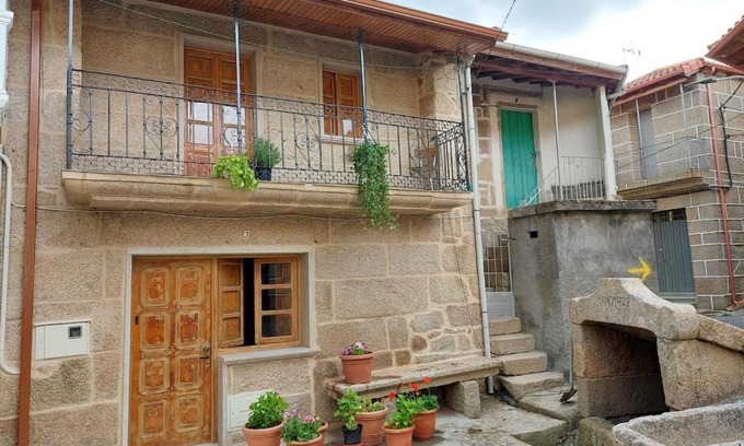 Vilar de Barrio Casa | fountain house