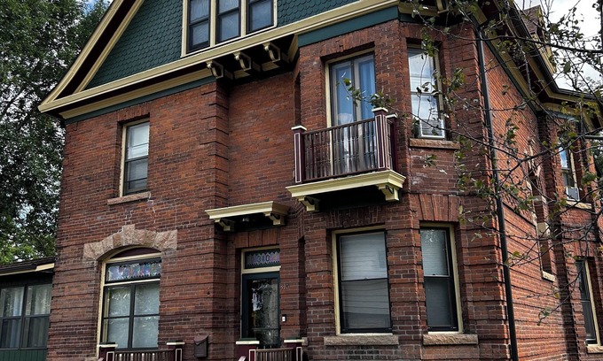 Albert Lea Casa | Fountain Lake Victorian-Spacious 6 bedroom home on the lake in lovely Albert Lea