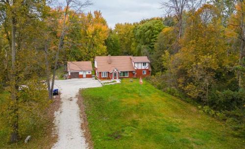 New Tecumseth Chalet De Esquí | Four and half bedrooms 10 Acres of forest with trails