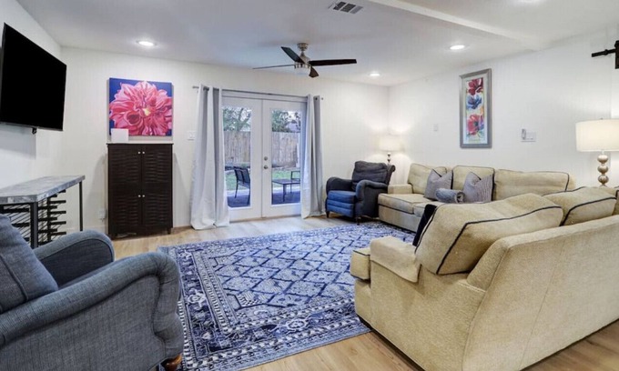 South Main Casa | Four BDRM Home - BLKS From NRG W/Hot tub