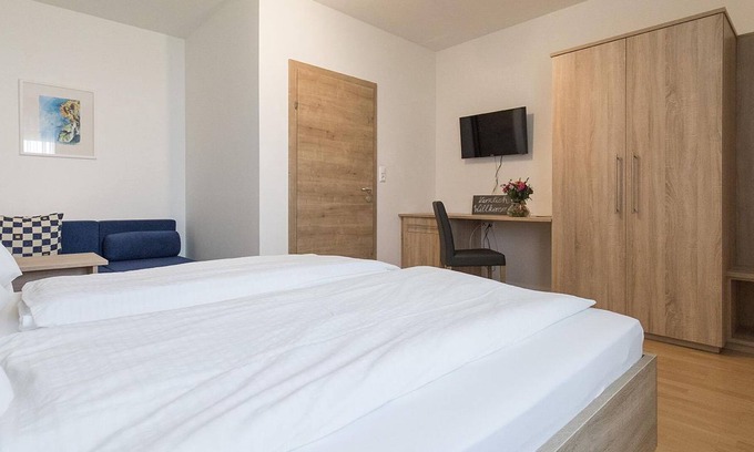 Apetlon Apartamento | Four-bed room with shower, toilet - Weingut & Gästehaus Markus Tschida