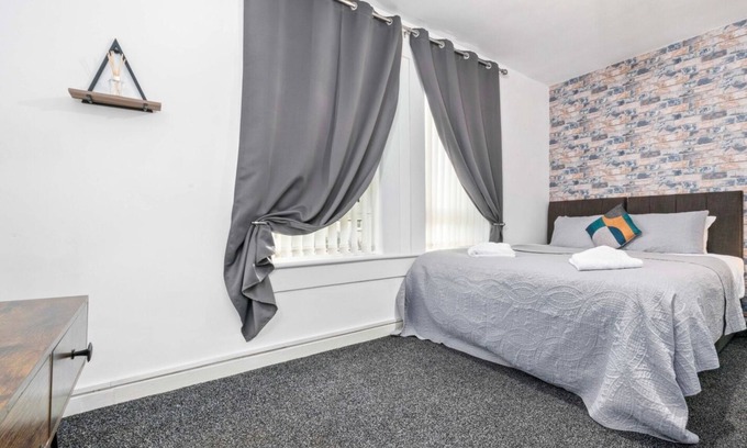Airdrie Apartamento | Four bedroom 1st floor apartment in Airdrie