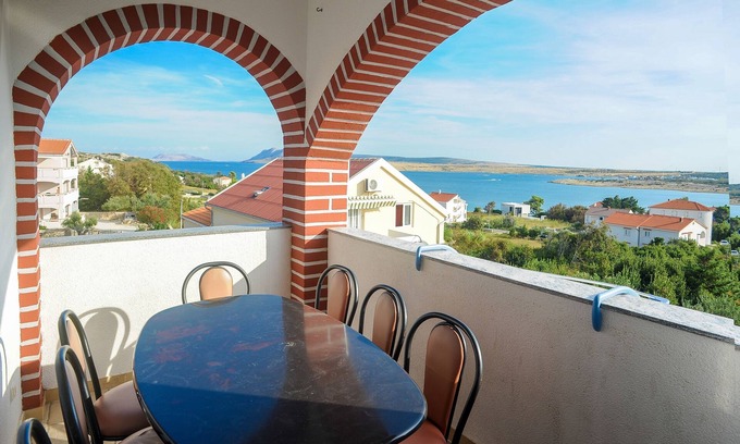 Caska Apartamento | Apartamento de cuatro habitaciones con terraza y vista al mar Caska, Pag (A-3085-d)