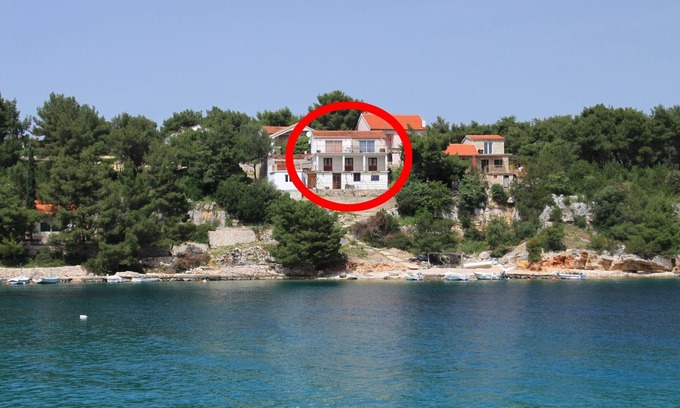 Cove Basina (Jelsa) Apartamento | Apartamento de cuatro habitaciones en la playa Basina, Hvar (A-8749-a)