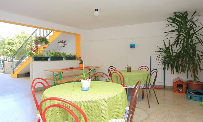 Tice Apartamento | Apartamento de cuatro habitaciones con terraza y vista al mar Nemira, Omis (A-4652-a)