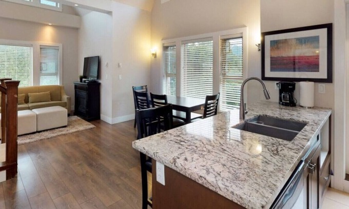 Harrison Hot Springs Apartamento | Harrison Lake View Resort - Suite Penthouse de tres dormitorios - Mountain View 1