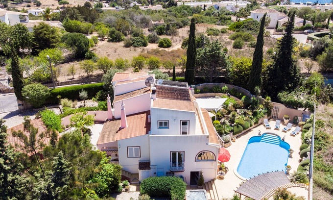 Vale de Covo Villa | Villa de cuatro dormitorios con piscina privada y bañera de hidromasaje. A 5 minutos a pie del pueblo.