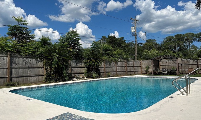 Gainesville Casa | Amplia casa de 2 pisos con piscina. Perfecto para entretener y mascotas bienvenidas