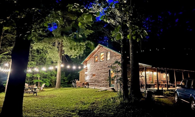 Newfield Cabina | Four Gorges Cabin at Fisher Woods: A Nature-Lovers Home Base in the Finger Lakes