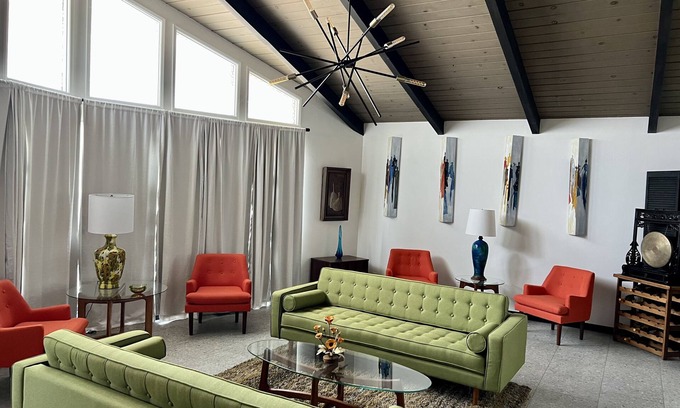 Sunset Casa | Four king size bedrooms with 5 bathrooms and a pool with a view of Mt. Shasta