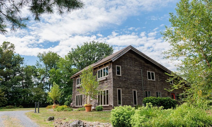 Robesonia Otro | Four Oaks Farm w/Horse Barn, Patio & Gardens