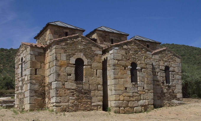 Arroyomolinos de Montánchez Casa | Bungalow para cuatro personas en el campo español, único para los amantes de la naturaleza.