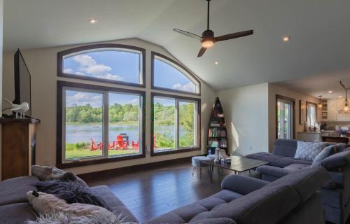 Bracebridge Casa | Four Season Waterfront Muskoka Retreat