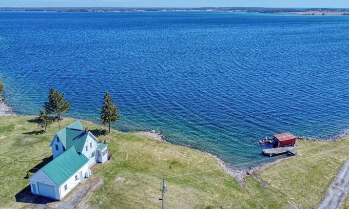 Howe Island Cabaña | Four Season Waterfront Cottage with firepit/private boat launch
