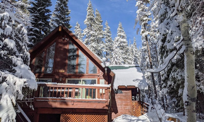 Pla-Vada Woodlands Cabina | Four seasons Mountain Chalet close to ski resorts