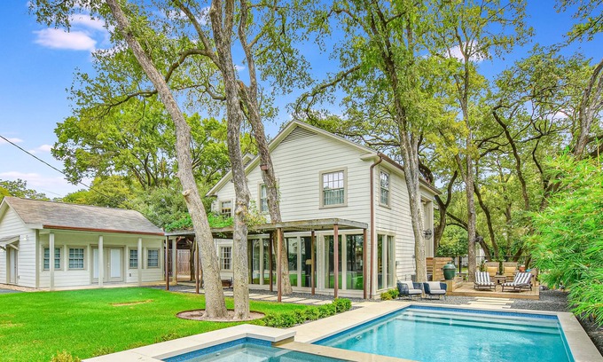 Pemberton Heights Casa | LLEGAR ATX ATX | Hasta 9Bds | Perfecto para juegos de UT | Piscina / Spa | Histórico