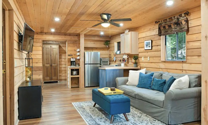 West Village Cabina | Fox Den Cabin - Heart of Shaver Lake Village! Pet Friendly