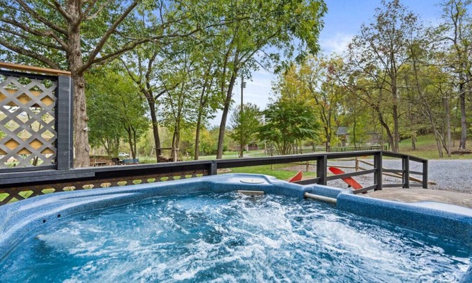Luray Cabina | Fox Den — Hot Tub, Fire Pit, Steps to River