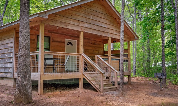 Fort Payne Cabina | Fox Hole-cozy cabin in the woods w/hot tub & fire pit
