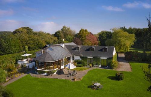 County Meath Casa | Fox House Sleeps 8 w Parking 5 min to Kilmessan