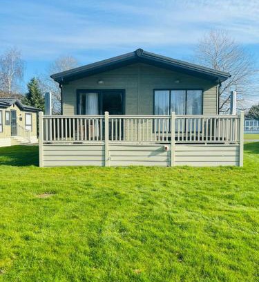 Allerthorpe Casa | Fox Lodge with Hot Tub