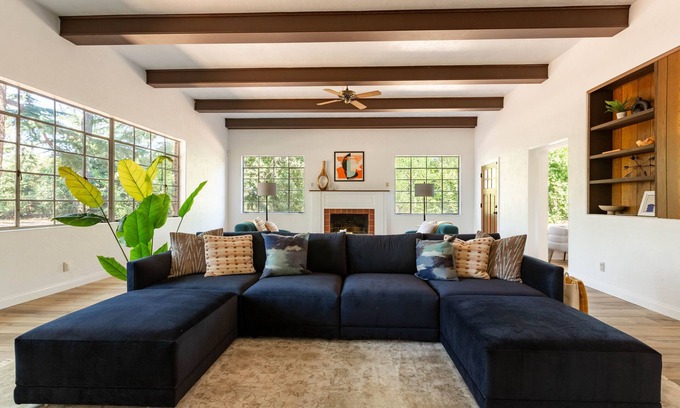 Roosevelt Casa | Fox Manor the Ultimate Fresno Getaway by RedAwning