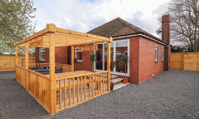 West Heslerton Cabaña | FOX RETREAT, pet friendly, with hot tub in Sherburn