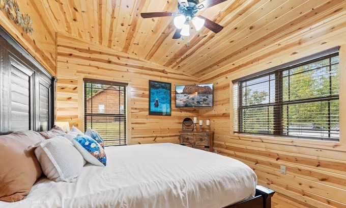 Pigeon Forge Cabina | Foxes' Den Cabin with Private Hot Tub and Arcade Game by RedAwning