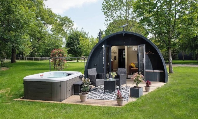 Malmesbury Cabina | Luxury Glamping with a Hot Tub in The Cotswolds