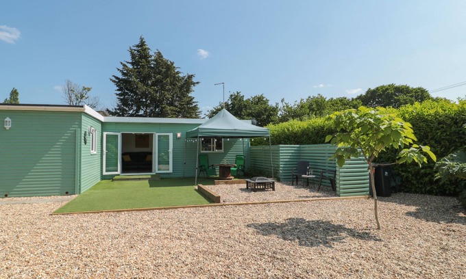 Longham Cabaña | FOXES DEN, romantic, country holiday cottage in Bournemouth