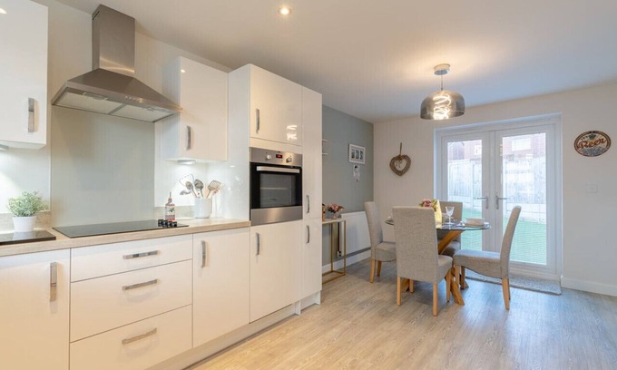 Longridge Casa | Foxglove Haven | 3-Bed Detached | Large Garden |Drive