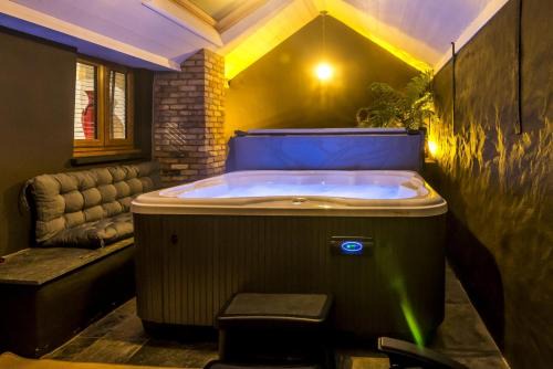 Tiers Cross Casa | Foxglove - Luxurious Barn Conversion - Blossom Farm