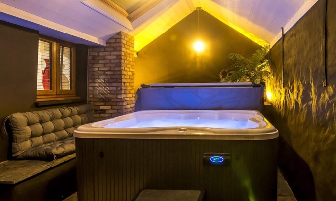Tiers Cross Casa | Foxglove - Luxurious Barn Conversion - Blossom Farm
