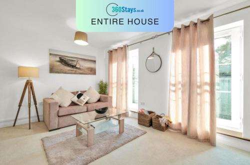 Slough Casa | Foxherne 6BDR 3BA Serviced House with Parking - Slough By 360Stays