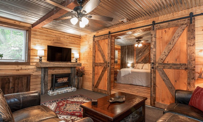 Zirconia Cabina | Foxwood Cabin / Hot Tub, Wifi, Pet Friendly, Easy Access