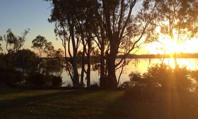 Kirwans Bridge Casa | Foxy Lodge - Lakeside Getaway