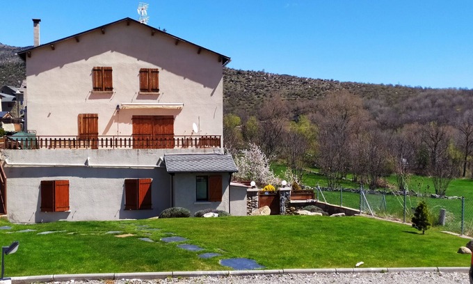 Angoustrine Apartamento | Apartamento en Agoustrine, Llivia, con vistas la rio.