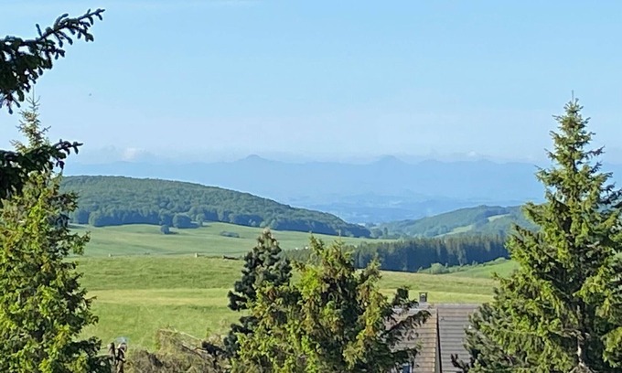 Besse-et-Saint-Anastaise Apartamento | Apartamento con terraza y piscina cerca de la naturaleza en Super-Besse