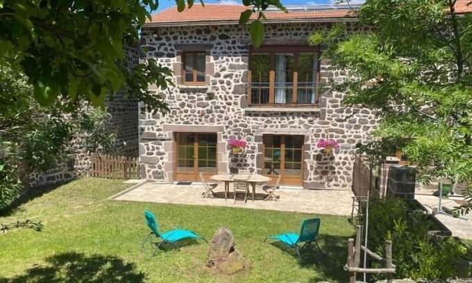 Saint-Christophe-sur-Dolaison Cabaña | Casa rural en granja en Saint-Christophe-sur-Dolaison con terraza y habitaciones privadas