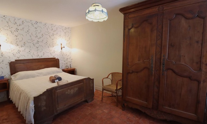 Treigny Otro | Room rental Bienvenue chez Mémé Chambre de Maurice