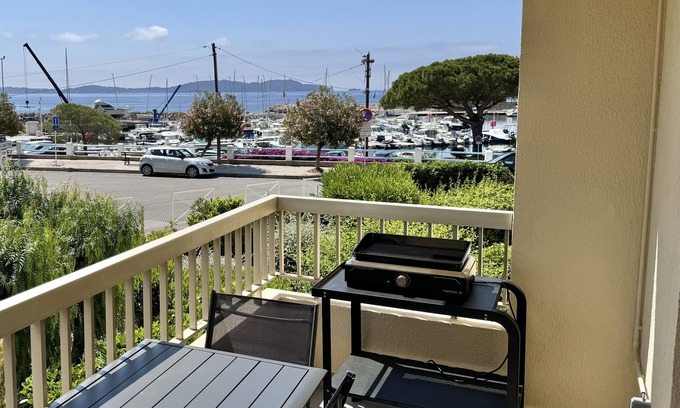 Carqueiranne Apartamento | Frangipani - Carqueiranne harbour and beaches